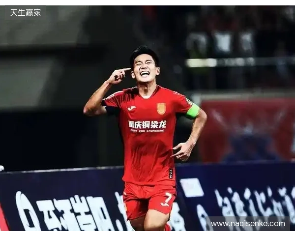 登顶中超！十人铜梁龙2-1三镇5轮不败 杜月徵染红张志雄造两球