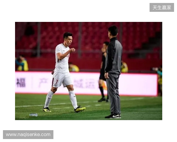 飞踹座椅染红！玉昆官方：门将教练米克尔造成恶劣影响，罚款2万